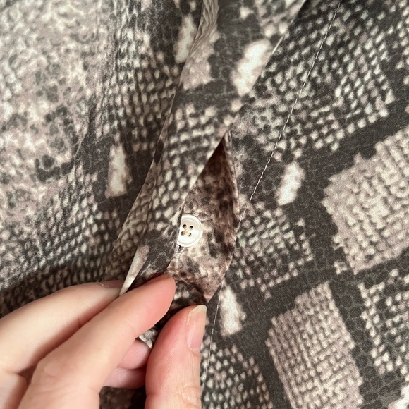 Stella and Dot Lady Boss Top snake print size small - Picture 6 of 10